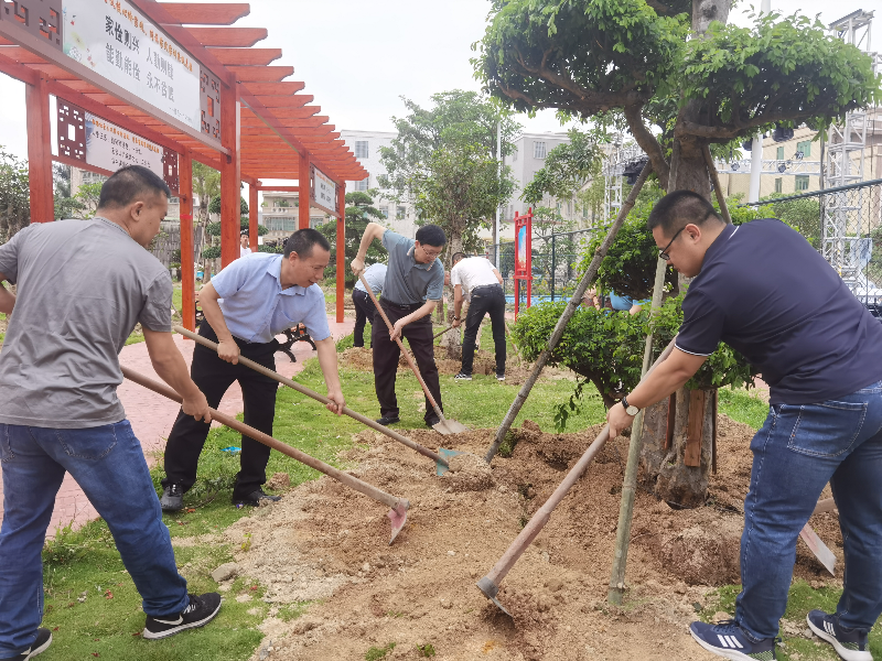 参加绿美生态建设植树护绿活动.jpg