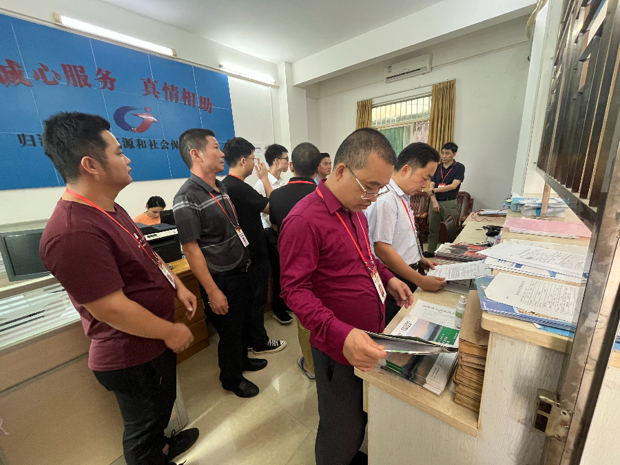参加归湖镇公共服务中心工作评议.jpg