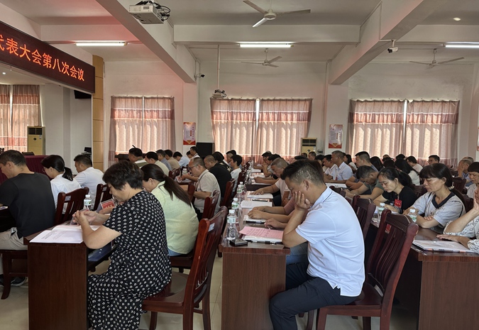 第十期  江东镇顺利召开第十八届人民代表大会第八次会议.doc_3