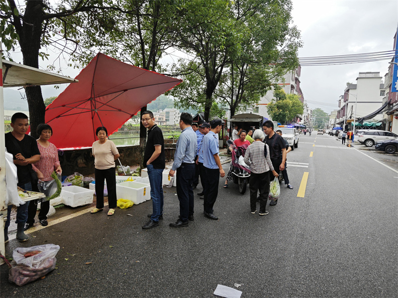 0528-调研国道G355下埔村路段占道经营情况.jpg