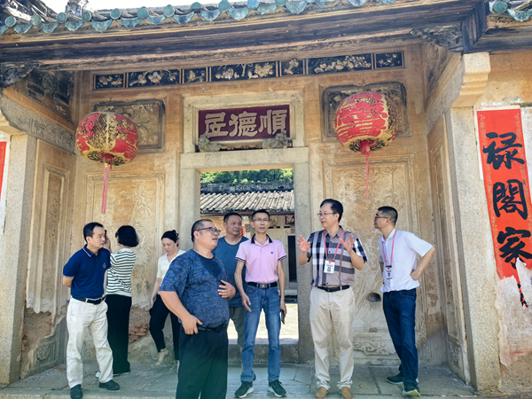 参加区人大调研赤凤镇顺德居保护修复工作.jpg