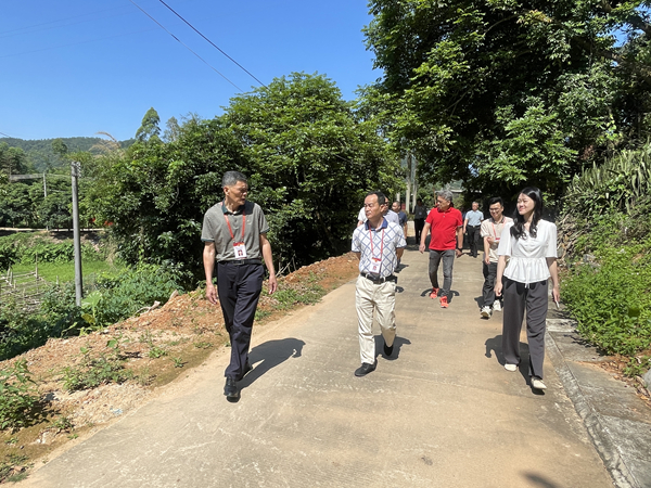 参加人大调研林下经济活动.jpg