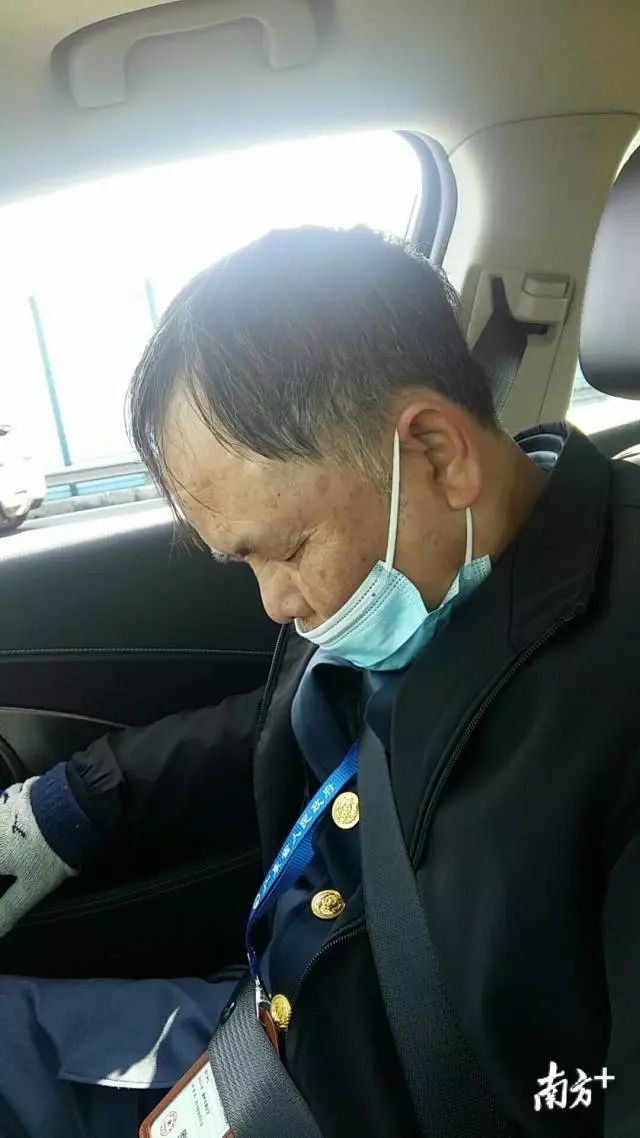 忙碌完一整晚的陈岳鹏敌不过疲惫不自觉睡着了。