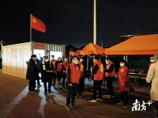 潮安区桑普爱心志愿者协会为执勤工作人员带来热姜汤水。