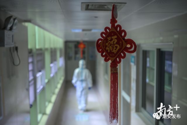 南方医院隔离病房的走廊上,中国结格外鲜艳。 南方日报记者 张梓望 李细华 摄