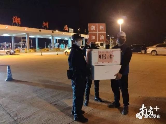 唯爱慈善会每晚都为站点送来爱心粥。