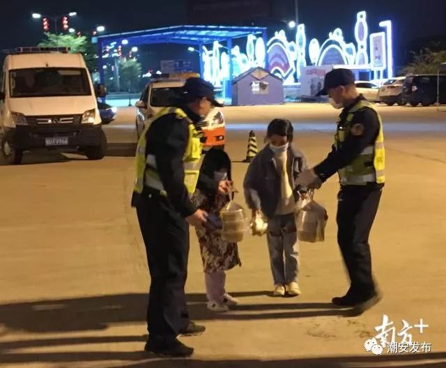 深夜送来爱心粥的可爱女孩。
