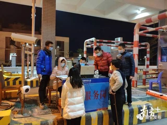 执勤中的王珂(左二)。