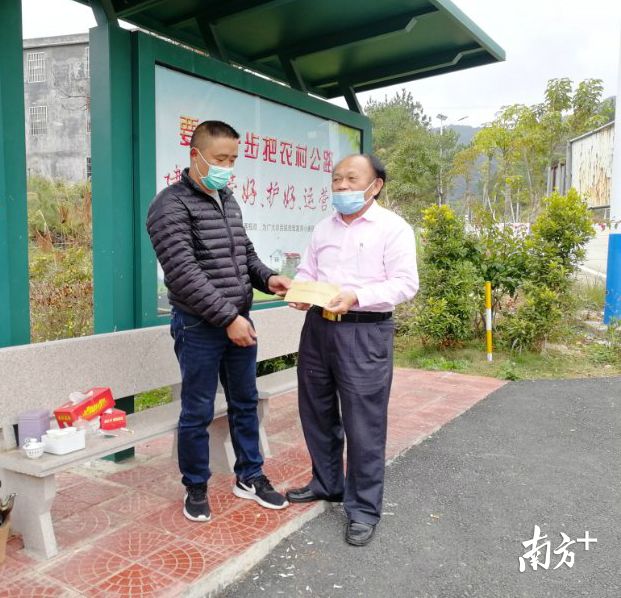 南馥茶业党支部送上慰问金。